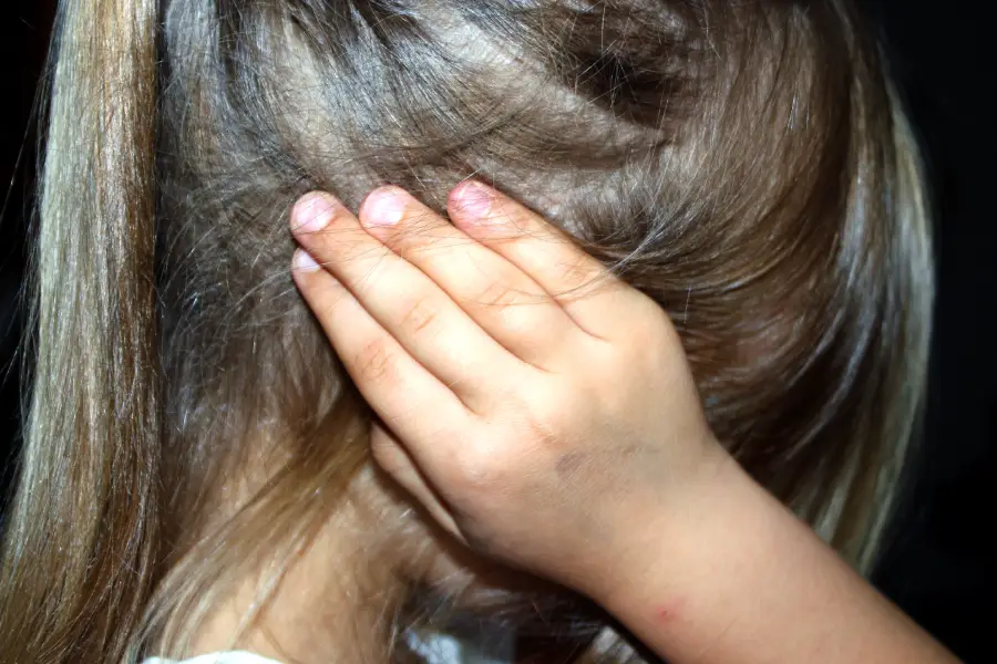 can an ear infection cause a sore throat on one side